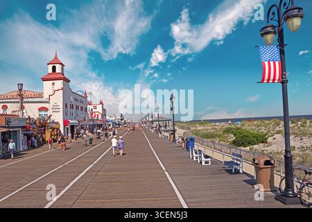 Les gens marchent le long de la célèbre promenade en fin d'après-midi à Ocean City, New Jersey, États-Unis. Banque D'Images