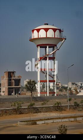 Vue sur la campagne du Rajasthan prise du train entre Sawai Madhopur et Jaipur Banque D'Images