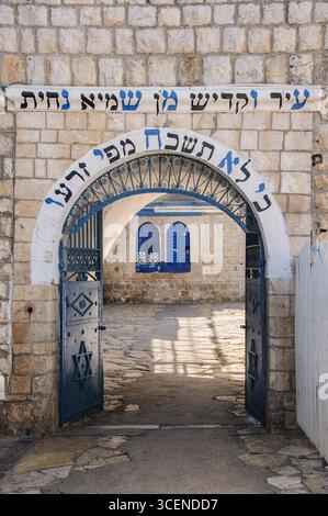 Entrée au lieu de sépulture du rabbin Shimon bar Yochai ou Shimon ben Yochai, également connu sous l'acronyme Rashbi, sur Mt. Meron dans le nord d'Israël. Banque D'Images