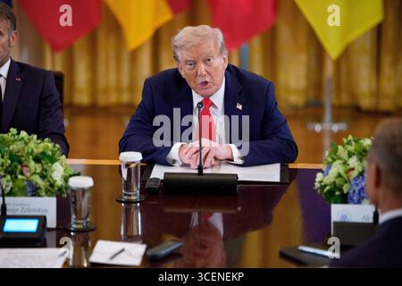 Le président américain Donald Trump fait des remarques alors qu’il participe à une réunion multilatérale avec les dirigeants européens dans la salle est de la Maison Blanche à Washington, DC, États-Unis. Date de la photo : lundi 18 août 2025. Banque D'Images