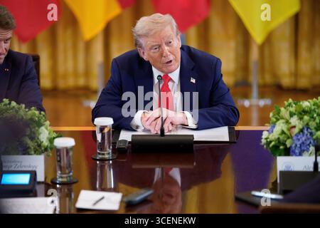 Le président américain Donald Trump fait des remarques alors qu’il participe à une réunion multilatérale avec les dirigeants européens dans la salle est de la Maison Blanche à Washington, DC, États-Unis. Date de la photo : lundi 18 août 2025. Banque D'Images