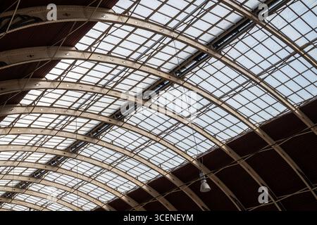 Londres, Royaume-Uni 08 juillet 2025 Détails architecturaux de la gare de Paddington qui date de 1854 et a été conçu par Isambard Kingdom Brunel Banque D'Images