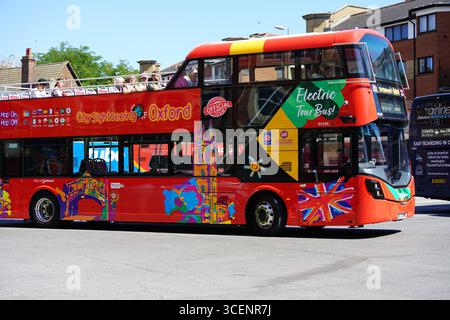 Bus à impériale coloré pour des visites touristiques dans le quartier historique d'Oxford. Oxford, Angleterre Banque D'Images