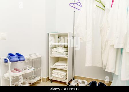 Chambre dans la clinique de l'hôpital pour stocker les uniformes de la profession médicale, vêtements et chaussures Banque D'Images
