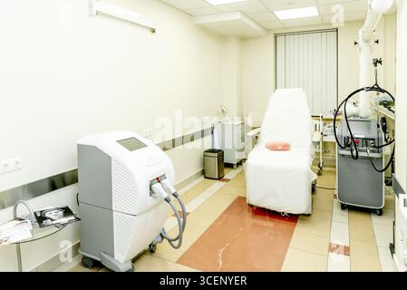 Saint-Pétersbourg, Russie, 10 novembre 2021, Bureau cosmétologue lumineux intérieur avec canapé et équipement Banque D'Images
