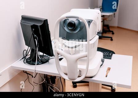 Saint-Pétersbourg, Russie, 19 octobre 2021, la machine d'examen de la vue est située dans le bureau de l'ophtalmologiste Banque D'Images