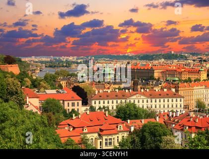 Prague coucher de soleil vue sur la ville avec des ponts sur la rivière Vltava. Paysages urbains de Prague, République tchèque. Banque D'Images