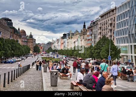 PRAGUE, RÉPUBLIQUE TCHÈQUE - 5 MAI 2024 : visite de la place Venceslas (Vaclavske Namesti). Architecture dans la ville de Prague, République tchèque. Banque D'Images