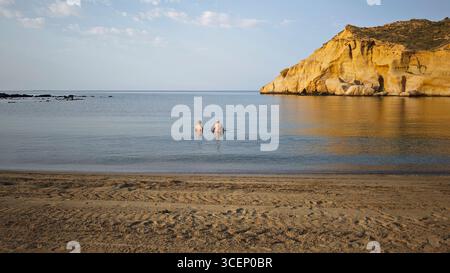 Aguilas, Murcie, Espagne. 17 août 2025. Un couple de retraités se baignant tôt le matin dans les eaux calmes de Los Cocederos Cove à Murcie. Banque D'Images