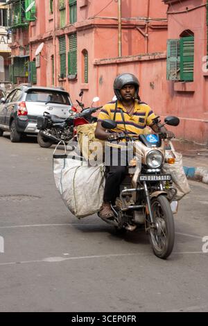 KOLKATA, BENGALE OCCIDENTAL, INDE - 19 FÉVRIER 2024 scène de rue typique dans le quartier Bow Barracks de la ville Banque D'Images