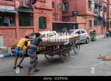 KOLKATA, BENGALE OCCIDENTAL, INDE - 19 FÉVRIER 2024 scène de rue typique dans le quartier Bow Barracks de la ville Banque D'Images