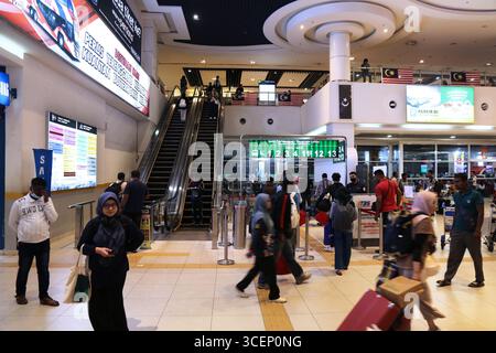 KUALA LUMPUR, MALAISIE - 15 MARS 2024 : visite du terminal Bersepadu Selatan à Bandar Tasik Selatan (TBS-BTS), la principale gare routière de Kuala Lumpur Banque D'Images