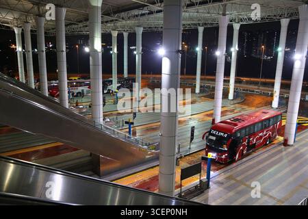 KUALA LUMPUR, MALAISIE - 15 MARS 2024 : terminal Bersepadu Selatan à Bandar Tasik Selatan (TBS-BTS), principale gare routière de Kuala Lumpur. Banque D'Images