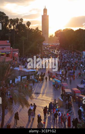 MARRAKECH, MAROC - 20 FÉVRIER 2022 : visite de la place Jemaa el-Fnaa (Djemaa el Fna) à Marrakech. La place est classée chef-d'œuvre de l'UNESCO Banque D'Images