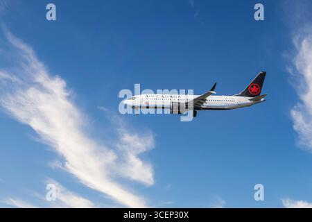 Avion de passagers en route vers l'aéroport international de Vancouver Canada. Air Canada Boeing 737-MAX 8 volant dans le ciel bleu. Photo de voyage, espace de copie Banque D'Images