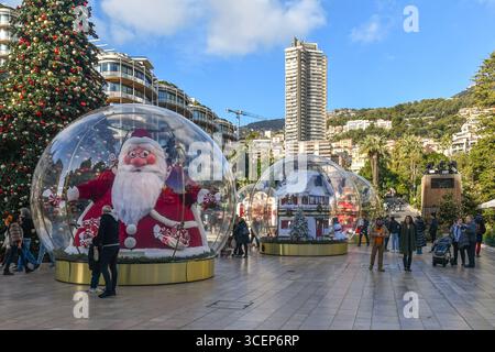 Place du Casino avec décorations de Noël et tour le Millefiori de 111 mètres en arrière-plan pendant les vacances de Noël, Monaco-Monte Carlo Banque D'Images