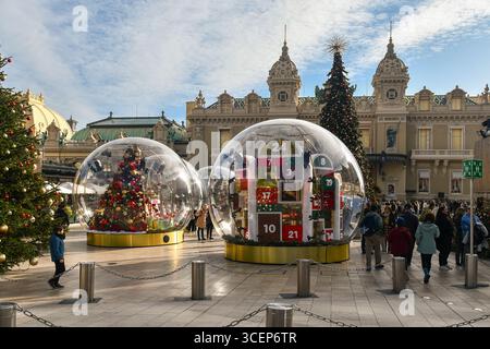 Place du Casino avec décorations de Noël et le Casino de Monte Carlo en arrière-plan, pendant les vacances d'hiver, Monaco-Monte Carlo, Monaco Banque D'Images