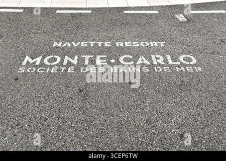 Vue d'en haut d'un texte blanc pochoir sur l'asphalte, qui dit : « navette de la station. Monte-Carlo. Societè des bains de mer', Monaco-Monte Carlo Banque D'Images