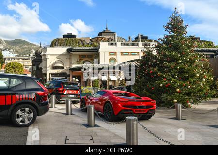 Ferrari Testarossa et voitures de police devant le Café de Paris Casino, salles de jeux avec machines à sous, en hiver, Monaco-Monte Carlo, Monaco Banque D'Images