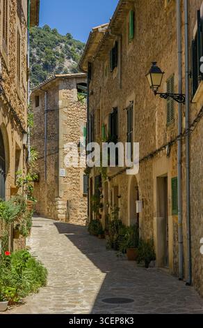 Pittoresque rue pavée étroite avec des maisons traditionnelles en pierre à Valldemossa, Majorque Banque D'Images