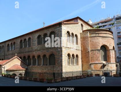 Thessalonique, Grèce-23 avril 2025 : L'église de Panagia Acheiropoietos avec croix et ciel bleu par les appartements avec antennes Banque D'Images