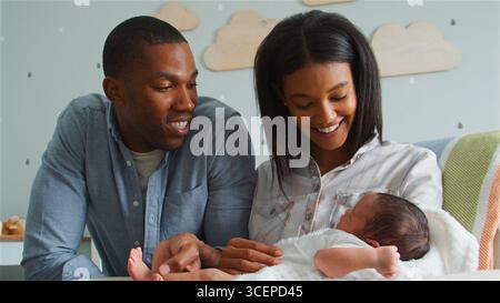 Maison des parents de l'hôpital avec bébé nouveau-né endormi dans la pépinière Banque D'Images