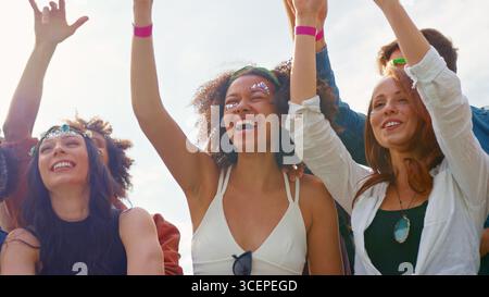 Groupe d'amies féminines dans le public derrière Barrier Dancing and Singing au Festival Enjoy Music Banque D'Images