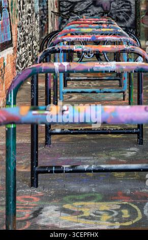 Londres, Royaume-Uni - 18 août 2025 - une rangée de structures métalliques dans Leake Street Arches (Banksy tunnel) qui servent de serrures de roues de bicyclette. est un spa urbain dynamique Banque D'Images