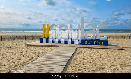 Hashtag de la station balnéaire Soulac-sur-mer, lettres géantes sur une plage sur fond de ciel bleu avec des nuages. 4 juin 2025. Soulac-sur-mer, Médoc. France Banque D'Images