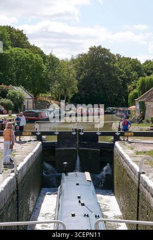 Bateaux de canal sur le bassin du canal de Kennett & Avon à Bradford upon Avon, Wiltshire, Angleterre du Sud-Ouest, Royaume-Uni Banque D'Images
