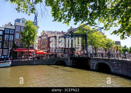 Amsterdam, Pays-Bas - 02 juillet 2018 : pont d'aluminium dans le centre d'Amsterdam Banque D'Images