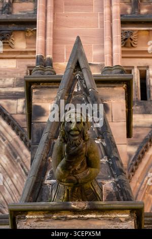 Grotesque 8 sur la cathédrale de Lichfield dans le Staffordshire Banque D'Images