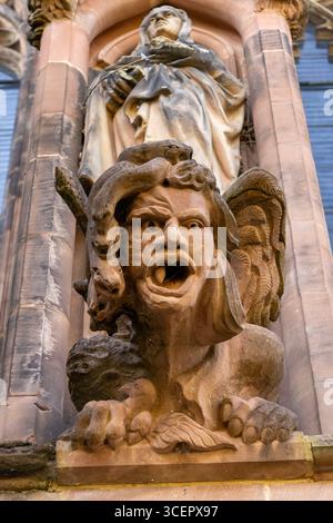 Grotesque 4 sur la cathédrale de Lichfield dans le Staffordshire Banque D'Images