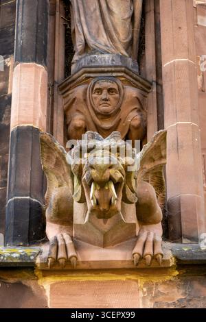 Grotesque 1 sur la cathédrale de Lichfield dans le Staffordshire Banque D'Images