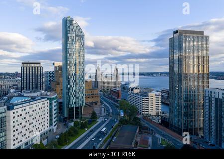 Photographie aérienne de Liverpool One et du Liver Building Banque D'Images