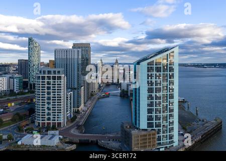 Photographie aérienne du Liver Building et de Liverpool One Banque D'Images