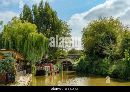 Bradford on Avon, Wiltshire - les gens apprécient un verre au Lock Inn sur le chemin de halage du canal Kennet et Avon près de Bradford on Avon dans le Wiltshire. Banque D'Images