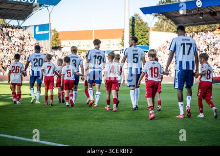 Odense, Danemark. 18 août 2025. Les joueurs d'OB entrent sur le terrain pour le match de 3F Superliga entre Odense BK et Aarhus GF au nature Energy Park à Odense. Banque D'Images
