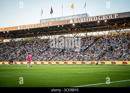 Odense, Danemark. 18 août 2025. Les fans de football d'OB vus sur les gradins lors du match de 3F Superliga entre Odense BK et Aarhus GF au nature Energy Park à Odense. Banque D'Images