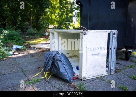 Berlin, Allemagne. 19 août 2025. Élimination illégale des déchets dans un parking. L'élimination illégale des déchets à Berlin devient plus coûteuse qu'auparavant. Crédit : Christophe Gateau/dpa/Alamy Live News Banque D'Images
