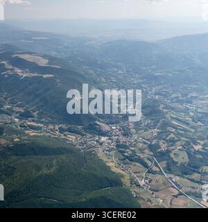 Paysage aérien avec Nocera Umbra petite ville historique et la vallée de Topina, tourné à partir d'un planeur dans la lumière d'été brillante, Pérouse, Ombrie, Italie Banque D'Images
