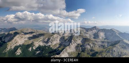 Paysage aérien avec des pentes orientales vertes et arides de la chaîne de montagnes Velino, tourné à partir d'un planeur dans une lumière d'été brillante, L'Aquila, Abruzzes, I Banque D'Images