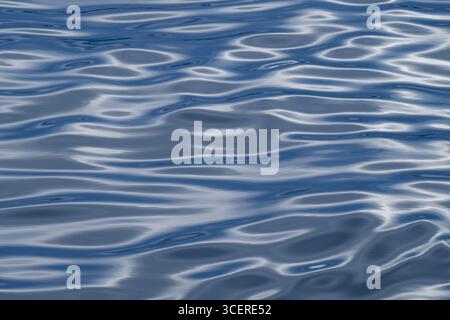 Norvège, Svalbard, Longyearbyen. Lumière et reflets sur l'océan. Banque D'Images