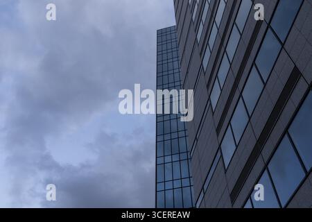 Architecture moderne, façades en verre de gratte-ciel sur un ciel gris dans le quartier de Shiodome, Minato City, Tokyo, Japon Banque D'Images