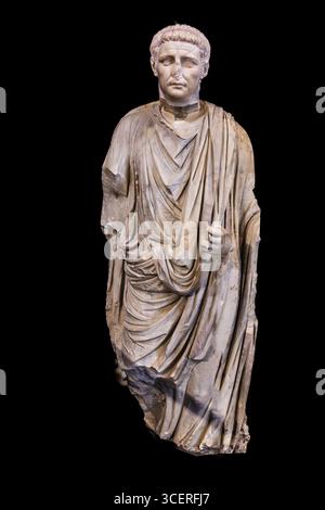 Statue de Claudius, Domus Romana, villa romaine du 1er siècle av. J.-C., musée avec mosaïques et artefacts sur la vie des aristocrates, Rabat Banque D'Images
