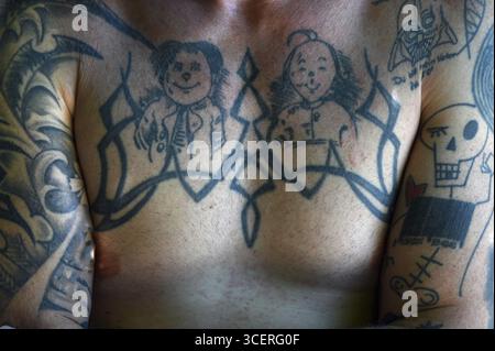 Tatouages Max et Moritz sur la poitrine d'un jeune homme, Bade-Wuerttemberg, Allemagne Banque D'Images