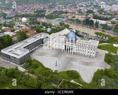 Bâtiment historique avec dôme au milieu d'un paysage urbain avec des collines, vue aérienne, palais d'État pour les cérémonies, Tbilissi, Tbilissi, Géorgie Banque D'Images