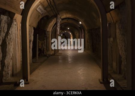 Touristes dans les tunnels du quartier général souterrain de la Marine japonaise, ancien quartier général naval, complexe historique de bunker, seconde Guerre mondiale, Pacifique Banque D'Images
