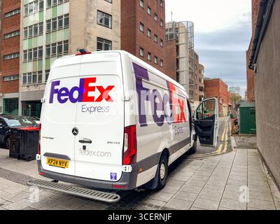 Cardiff, pays de Galles, Royaume-Uni - 16 juillet 2025 : fourgon de livraison FedEx Express garé derrière les magasins dans le centre-ville de Cardiff Banque D'Images