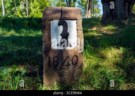 La pierre limite non. 22 dans un lieu historique. Parc Lange Erlen, Riehen/Weil am Rhein, frontière Suisse-Allemagne. Banque D'Images